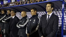 Santiago Solari (vpravo) do�asn� vede fotbalisty Realu Madrid.