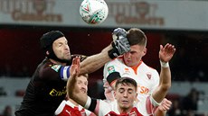 Petr Čech (v černém) z Arsenalu boxuje míč v duelu s Blackpoolem.