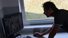 V �aludku orla mo�ského se ukrývaly dva chovatelské krou�ky po�tovního holuba.