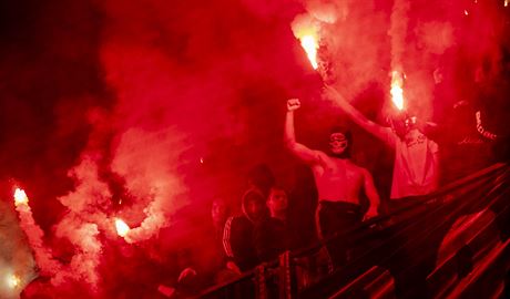 Fanouci Slavie o sob dávají v hlediti vdt s pomocí oslnivé pyrotechniky.