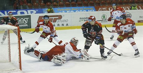 Olomoucký branká Branislav Konrád likviduje anci Juraje Bezúcha z Hradce...