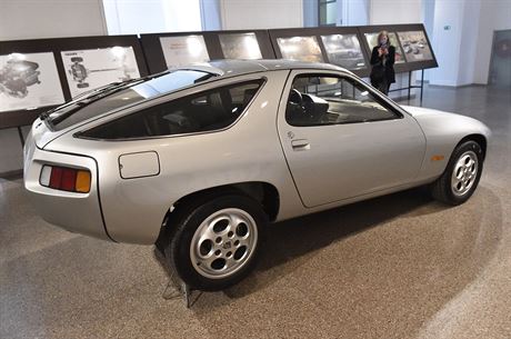 Porsche 928