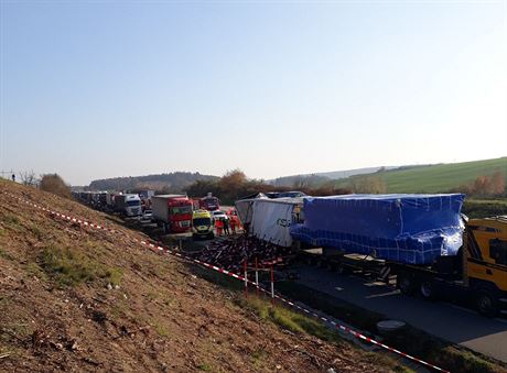 Nehoda tí kamion a jednoho osobního auta na dálnici D1 ve smru na Prahu....