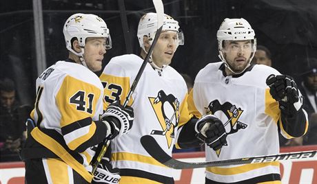 Dominik Simon (vpravoú je se svými spoluhrái z Pittsburgh Penguins Danielem...