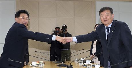 Ministi sportu Jiní (vpravo) a Severní Koreje se dohodli na spolené...