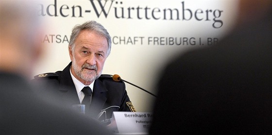 Zástupce policie ve Freiburgu hovoí na tiskové konferenci k pípadu znásilnní...