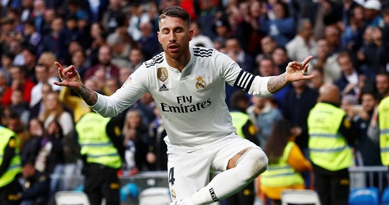 Obránce Realu Madrid Sergio Ramos oslavuje gól v utkání proti Valladolidu.