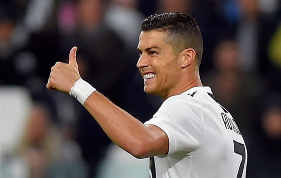 Cristiano Ronaldo z Juventusu děkuje spoluhráčům během utkání s Cagliari.
