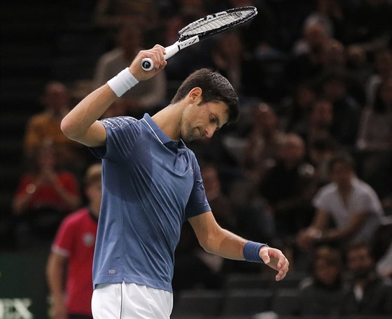 Nespokojený Novak Djokovič se chystá prásknout raketou ve finále turnaje v...