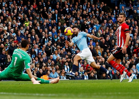 Sergio Agüero z Manchesteru City (v modrém) stílí gól za záda brankáe...