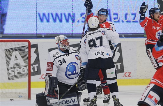 Vítkovičtí hokejisté (v červeném) překonali obranu Plzně.