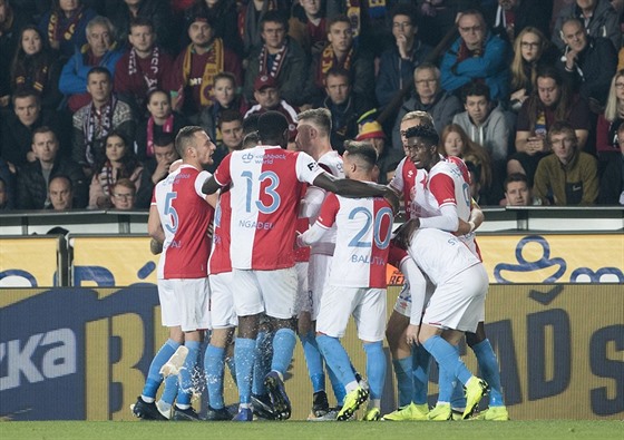 Slavistití fotbalisté se radují z vyrovnávacího gólu v derby proti Spart.