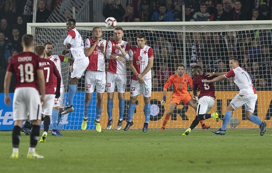 Sparantí fotbalisté (v rudém) zahrávají volný pímý kop v derby proti Slavii.