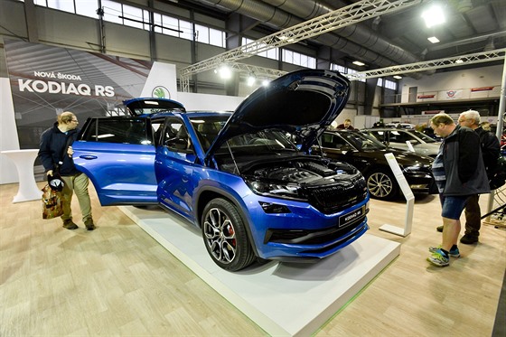 Návtvníci si prohlíejí automobil koda Kodiaq RS na výstaviti v Lysé nad...