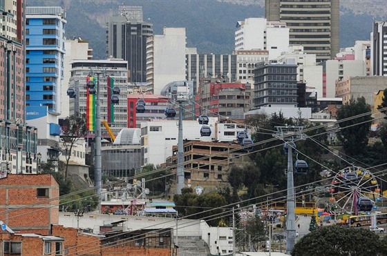 Lanovka v La Paz přepraví každý den skoro 160 tisíc cestujících.