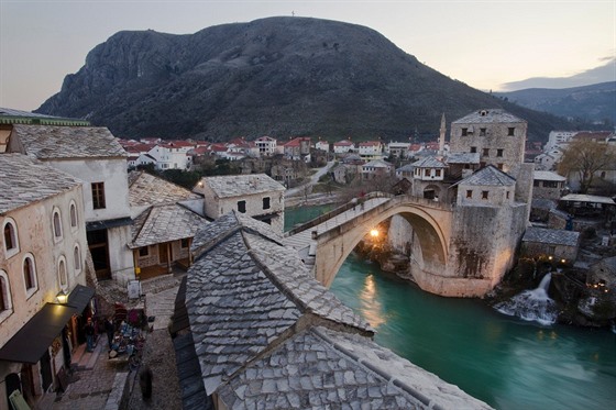 Stari most v Mostaru se stal smutným symbolem obanské války v Jugoslávii.