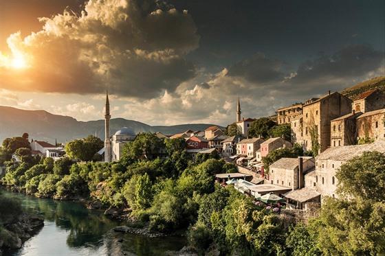 Poškození Mostaru během občanské války bylo obrovské, v současné době už staré...