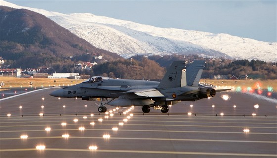 Letoun F-18 panlských vzduných sil se pipravuje ke startu ze základny v...