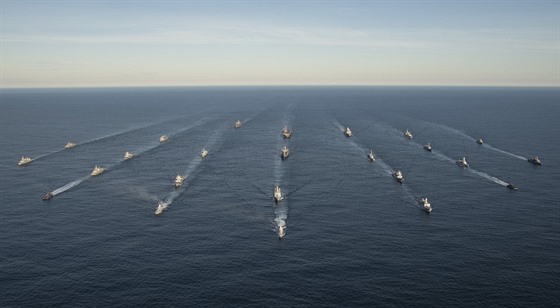 Formace 24 plavidel NATO na závr cviení Trident Juncture v Norsku