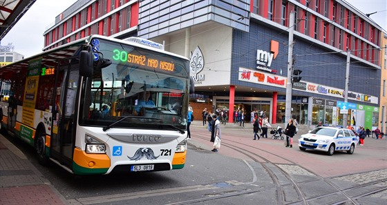 Jeden z autobus se pyní knírem.