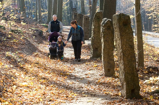 Turisté te mohou od nádraí zaboit vpravo na novou lesní stezku pro pí.