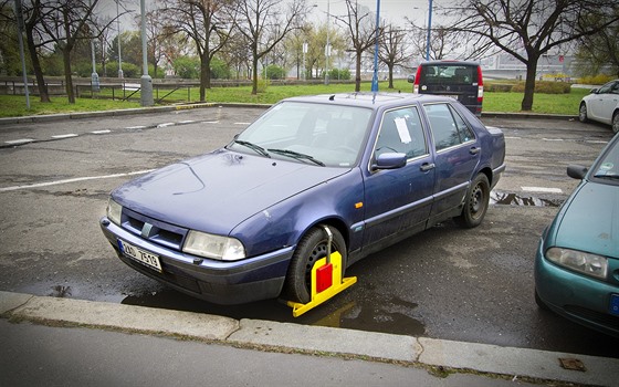 Modrý fiat s botikou na praských Vinohradech.