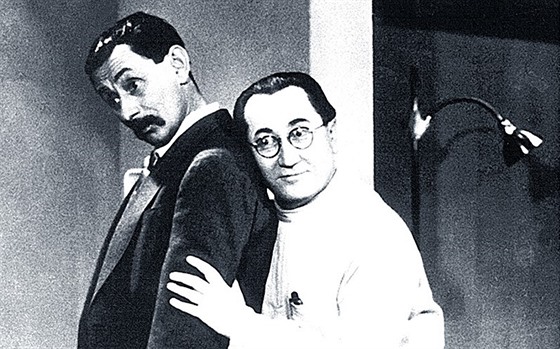 Vlasta Burian a Jaroslav Marvan ve filmu U pokladny stál (1939).