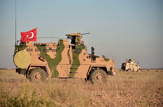 Společná patrola Turecka a Spojených států hlídkuje kolem syrského města...