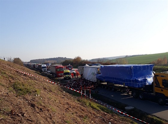 Nehoda tí kamion a jednoho osobního auta na dálnici D1 ve smru na Prahu....