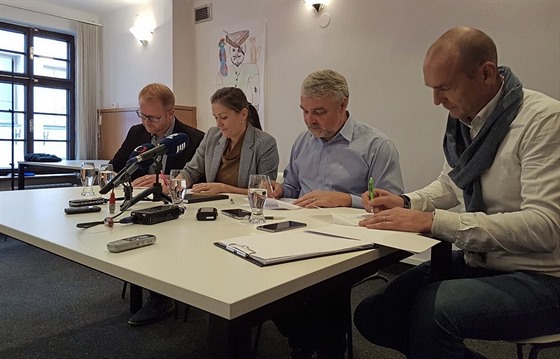 V Jihlavě dnes budou pokračovat jednání o podpisu nové koaliční smlouvy, ve hře je návrat rezignovaného náměstka primátora Jaromíra Kaliny (druhý vpravo).
