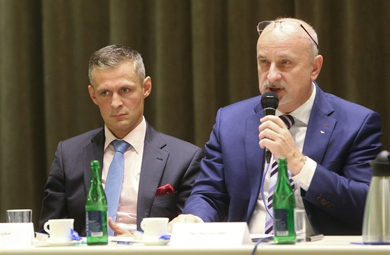 Jan Tecl (vpravo) u nebude lídrem kandidátky ODS do komunálních voleb. Na pozici jedniky ho nahradí místostarosta Zbynk Stejskal (vlevo).