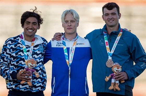 Martin Florian (vpravo) na stupních vítz na olympijských hrách mládee s...