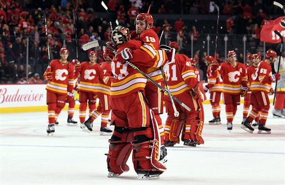 Branká David Rittich a Matthew Tkachuk slaví vítzství Calgary.