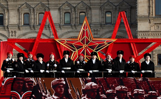 Na Rudém náměstí v Moskvě se konala slavnostní přehlídka v historických...