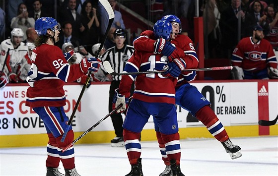 Hokejisté Montreal Canadiens oslavují vstelenou branku.