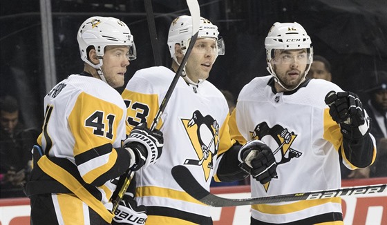 Dominik Simon (vpravoú je se svými spoluhráči z Pittsburgh Penguins Danielem...