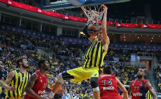 Jan Veselý z Fenerbahce smeuje do koe Bayernu Mnichov.