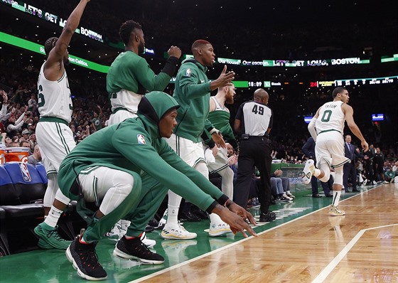 Lavika Boston Celtics oslavuje tíbodovou trefu Jaysona Tatuma (0).