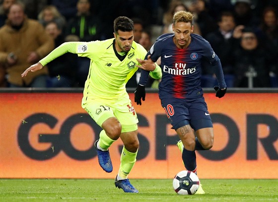 Neymar (vpravo) z Paris St Germain v souboji se  Zekim Celikem z Lille.