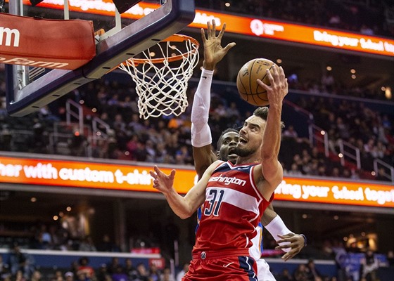 Tomá Satoranský (31) z Washingtonu zakonuje na ko Oklahoma City Thunder...