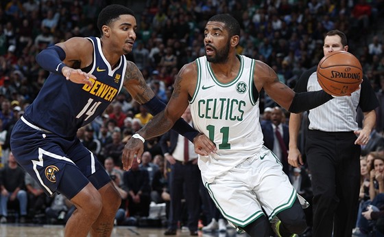 Kyrie Irving (vpravo) z Bostonu to na denversk ko kolem Garyho Harrise.