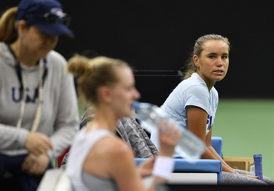Americká tenistka Sofie Keninová sleduje bhem tréninku na finále Fed Cupu...