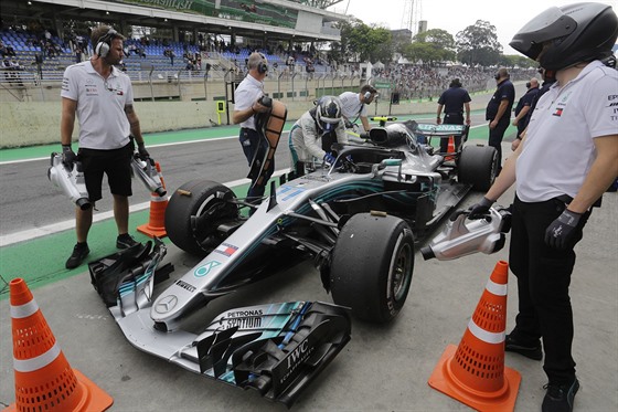 Valtteri Bottas z Mercedesu po tréninku na Velkou cenu Brazílie