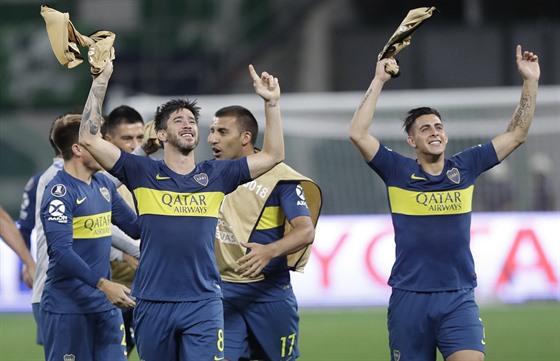 Fotbalisté Boca Juniors slaví gól v Poháru osvoboditel.