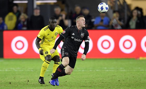 Wayne Rooney (vpravo) z DC United a Jonathan Mensah z Columbusu v souboji o mí