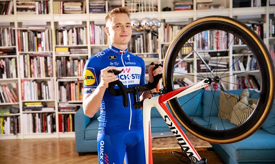 eský cyklista Petr Vako hrd ukazuje své kolo.