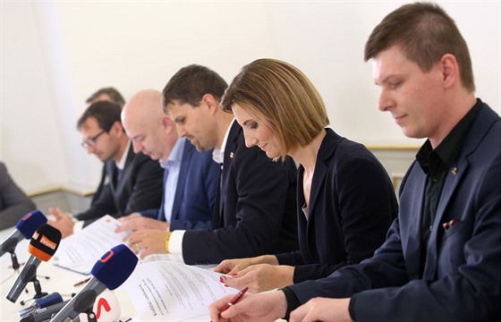 Lídři stran a jejich zástupci v pondělí v Brně podepsali koaliční smlouvu