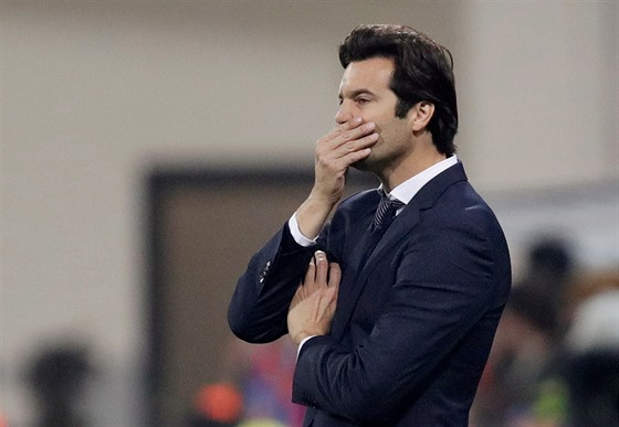 Santiago Solari, trenér fotbalist Realu Madrid, pozoruje prbh zápasu v Plzni.