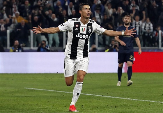Cristiano Ronaldo v dresu Juventusu Turín slaví gól v zápase proti bývalému...