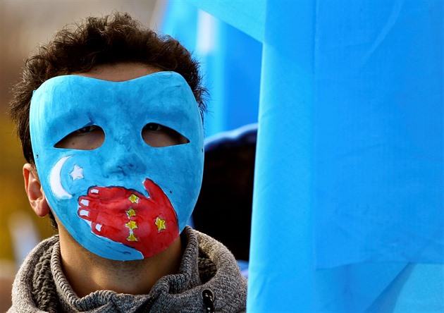 Čína se v Sin-ťiangu dopouští téměř genocidy, tvrdí Spojené státy